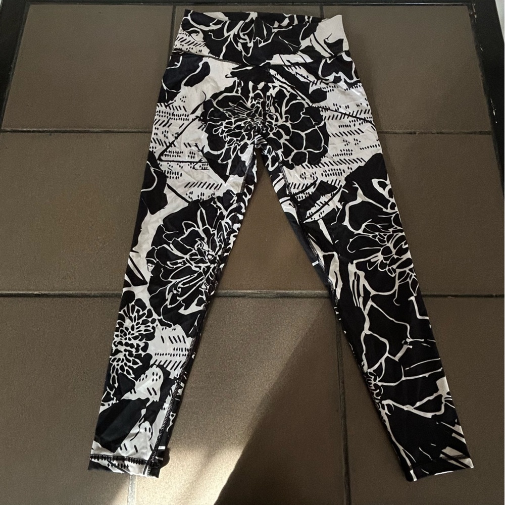 Women's Black & White Floral Leggings